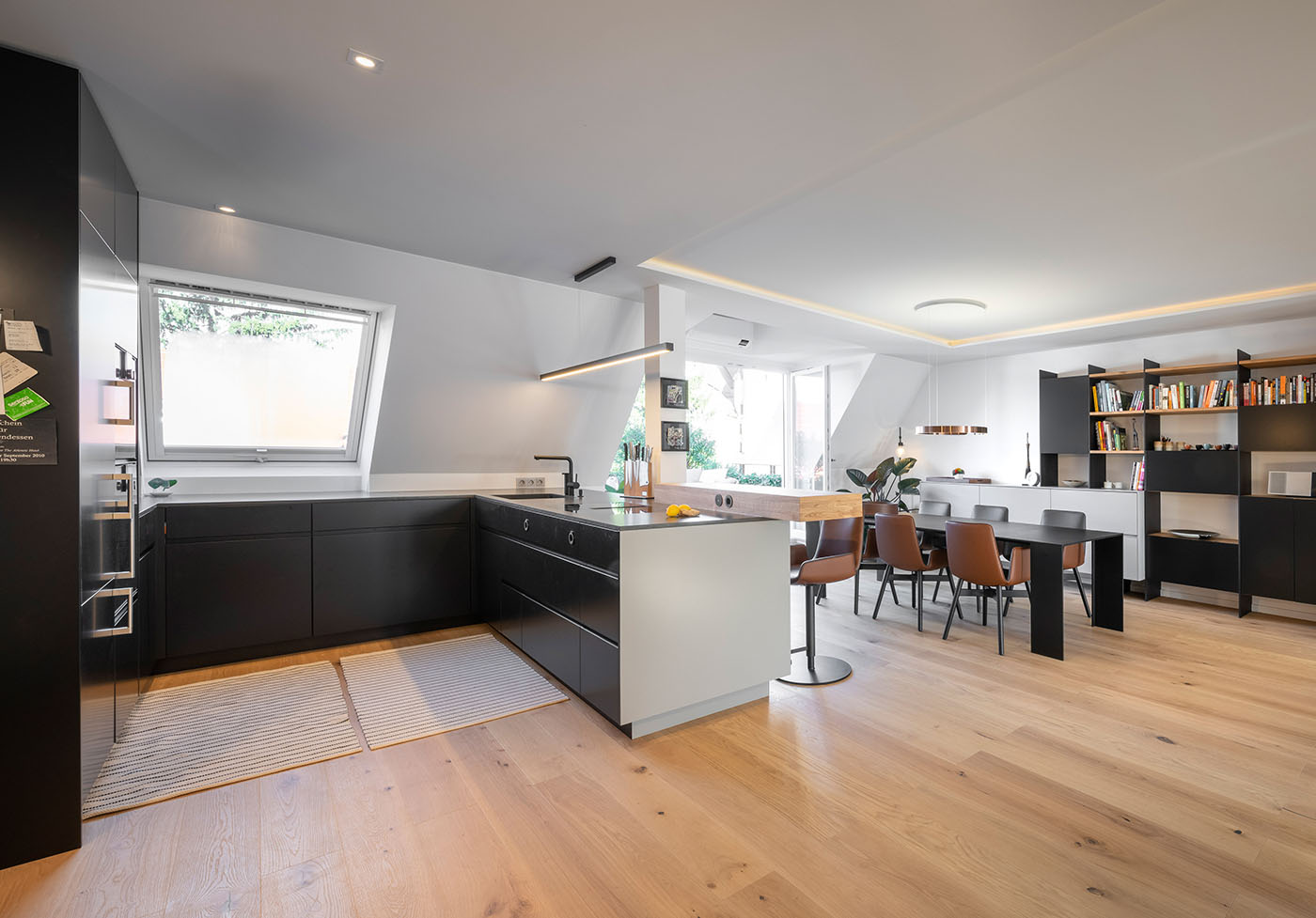 Eine Küche ist längst mehr als ein Arbeitsplatz. Sie ist Treffpunkt, Lebensraum und oft das Herzstück des Zuhauses.