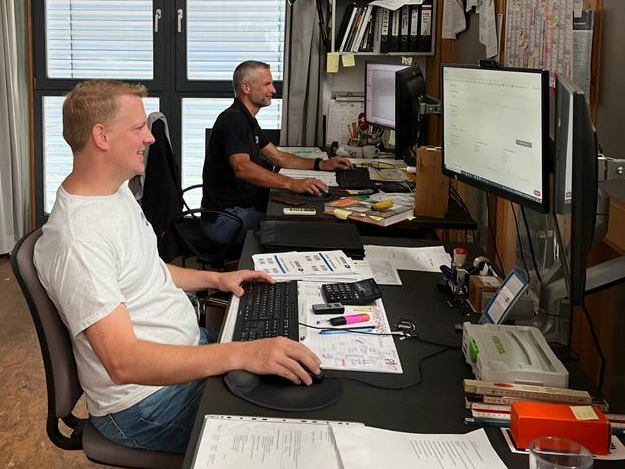 Mitarbeiter der MTB Schreinerei planen individuelle Möbel nach Maß am Arbeitsplatz in der Fachwerkstatt in 68535 Edingen-Neckarhausen – für Mannheim, Heidelberg, Weinheim und Umgebung.