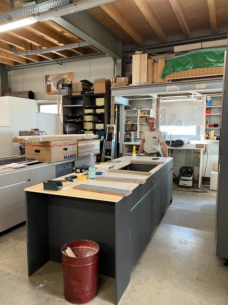 Schreiner bei der Arbeit am Plattenzuschnitt in der MTB Schreinerei in 68535 Edingen-Neckarhausen – individuelle Möbel nach Maß für Mannheim, Heidelberg, Weinheim und Umgebung