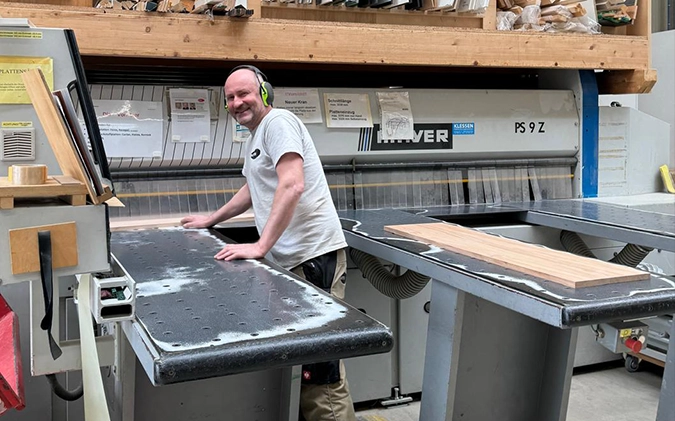 Schreiner bei der Arbeit am Plattenzuschnitt in der MTB Schreinerei in 68535 Edingen-Neckarhausen – individuelle Möbel nach Maß für Mannheim, Heidelberg, Weinheim und Umgebung.