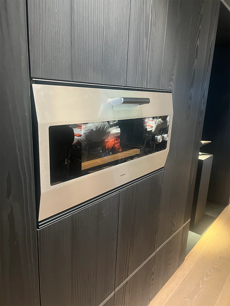 Gaggenau Backofen integriert in eine dunkle Holzfront einer individuell geplanten Küche