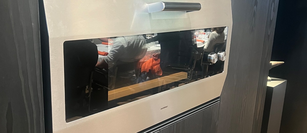 Hochwertiger Gaggenau Backofen integriert in eine individuelle Küche mit dunkler Holzfront