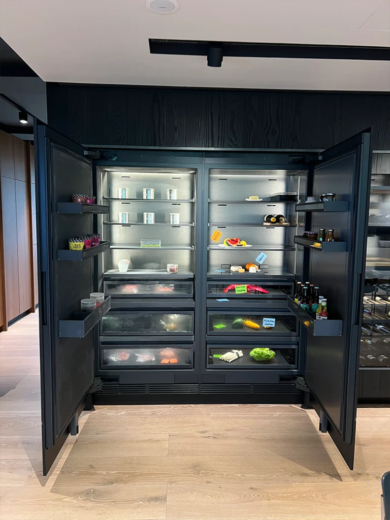 Geöffnetes Gaggenau Kühlgerät als hochwertige Ausstattung für individuell geplante Küchen